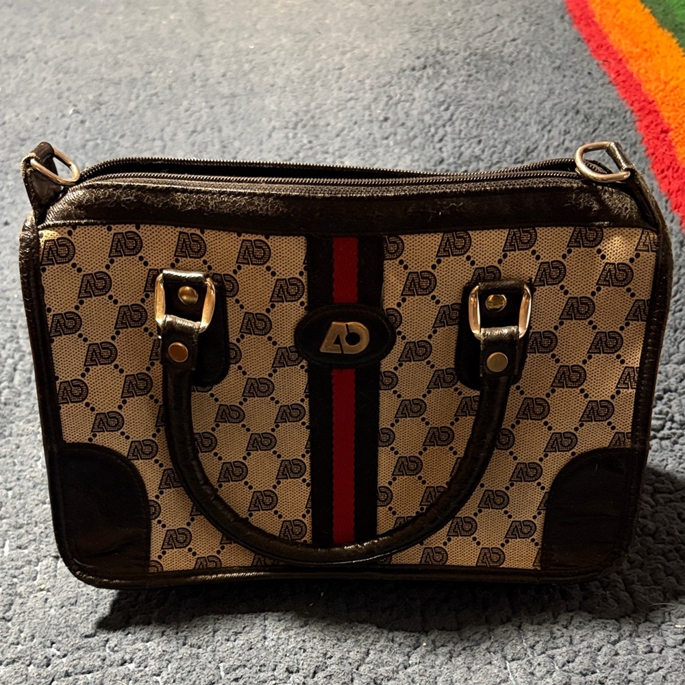 Almondo original Women's Black and Cream Handbag